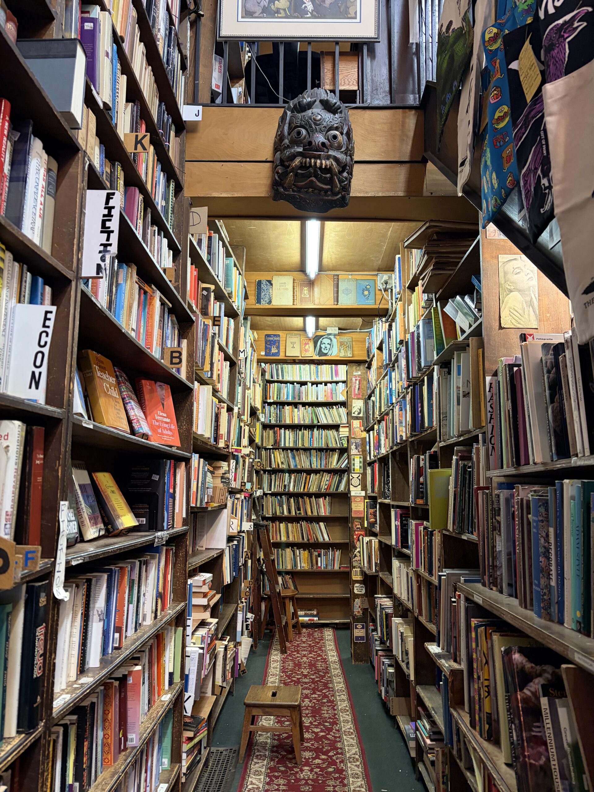 12 Stylish Ways to Organize Your Bookshelf